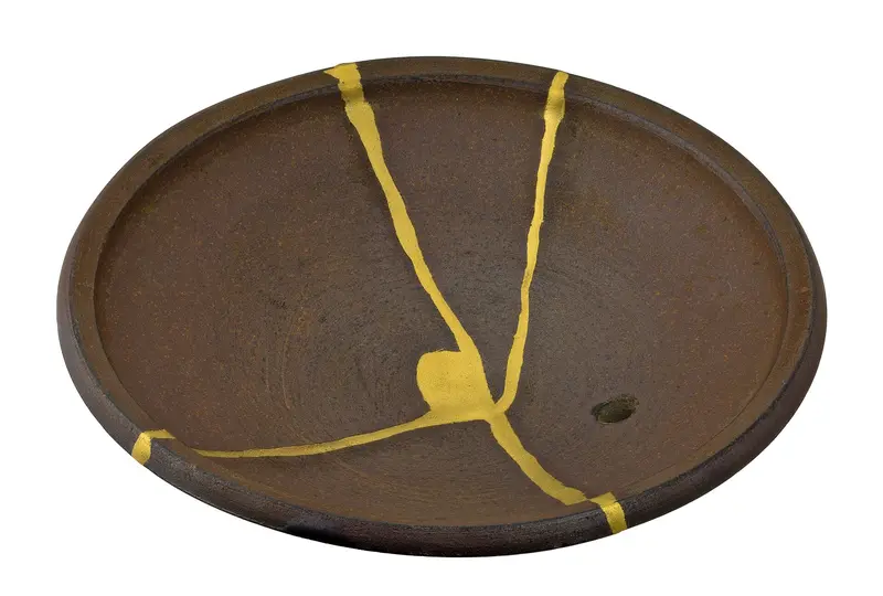 Detail van keramiek met gouden kintsugi-reparatie